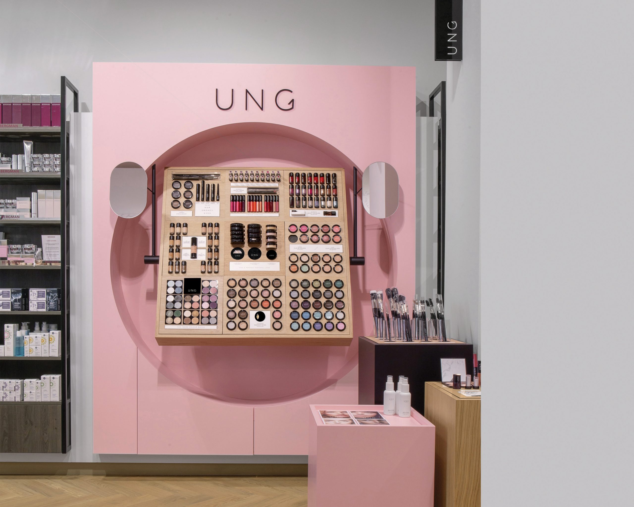 client; ung cosmetics
project; ung shopinshop concept winkel in Den haag